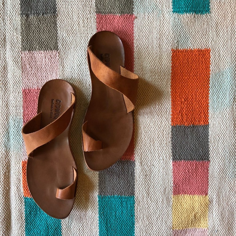 Cydwoq "thong" toe strap sandal size 41